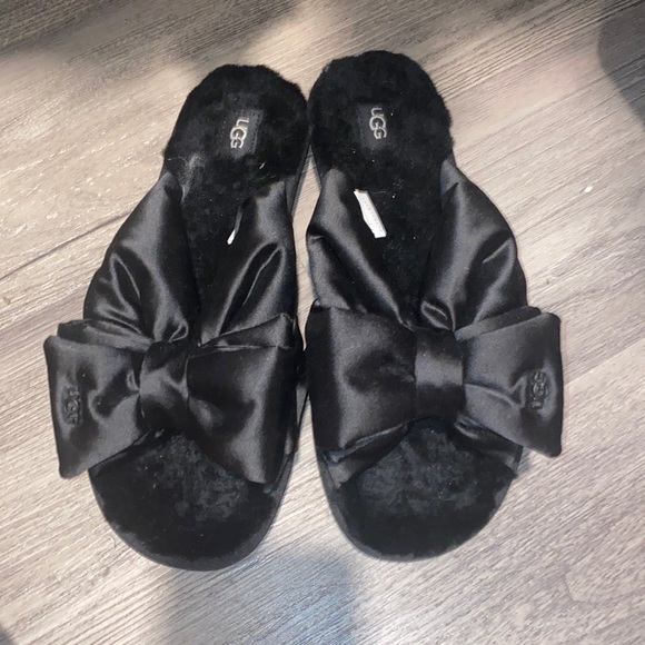 UGG Shoes - 🛍HOST PICK🛍 like new condition UGG sandals with bow